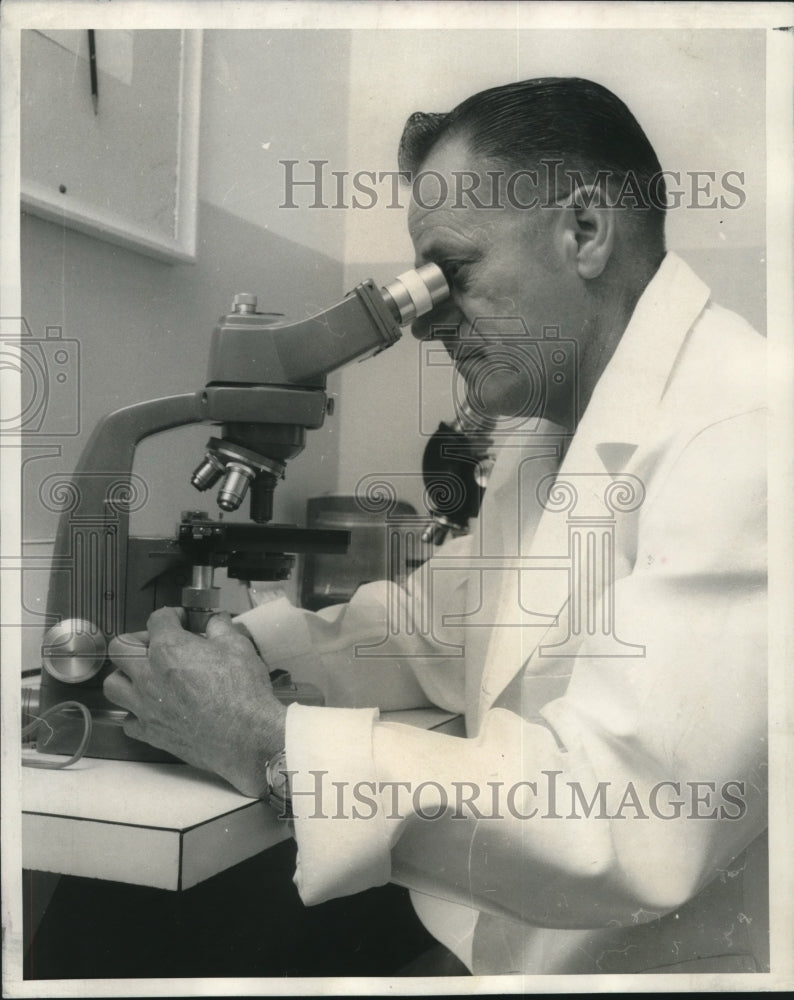 1968 Press Photo Louis Mayer, VD Control Clinic, looks for gonorrhea organism-Historic Images