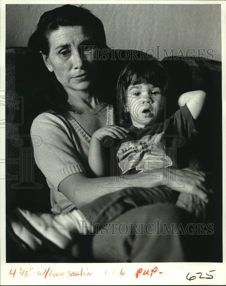 1982 Press Photo Joann Gonsoulin holds her daughter Staci - nob20329 - Historic Images