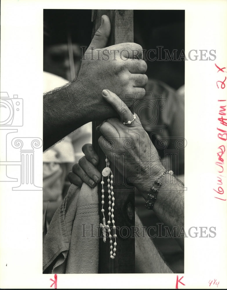 1988 Press Photo A prayer is said at a stop along the Good Friday March. - Historic Images