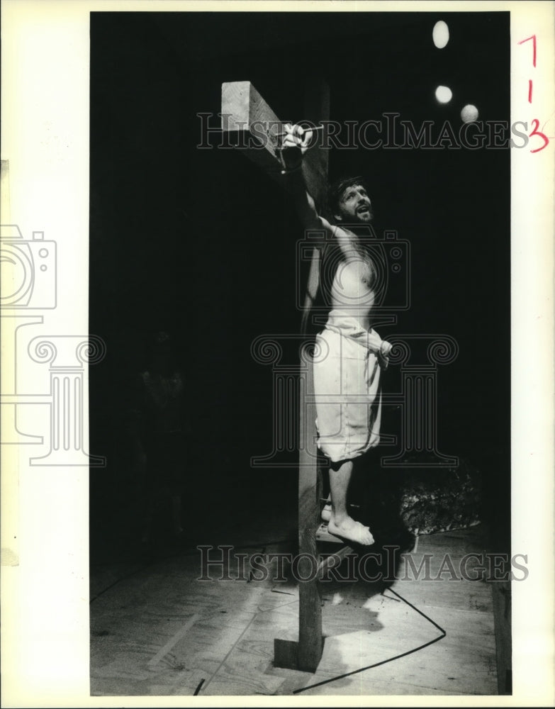 1989 Press Photo Marshall Breedlove, as Jesus, spends his time on the cross. - Historic Images