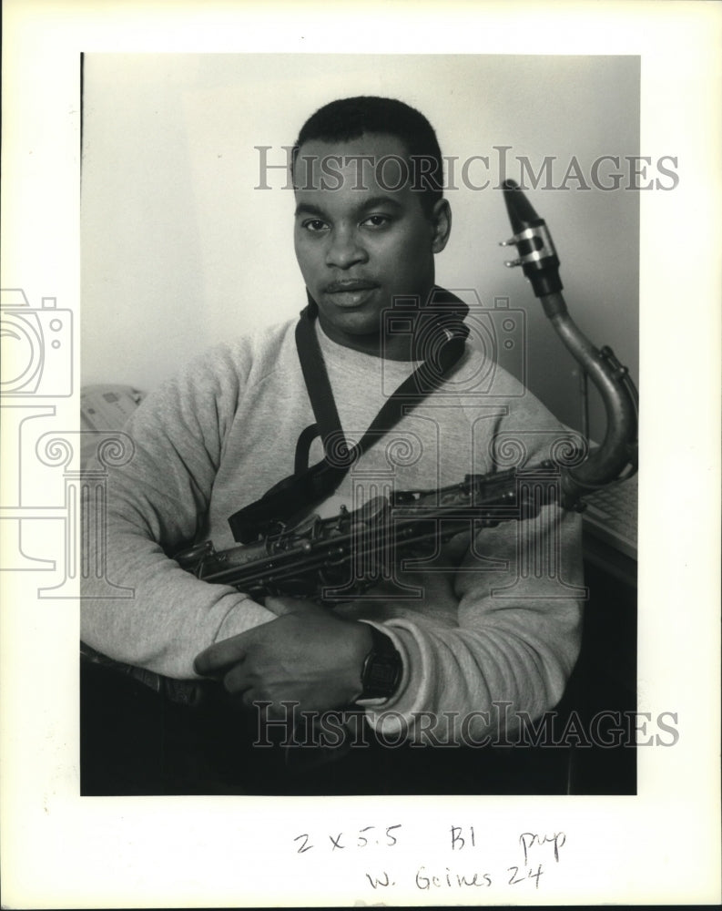 1991 Press Photo Saxophonist Victor Goines at his home. - Historic Images