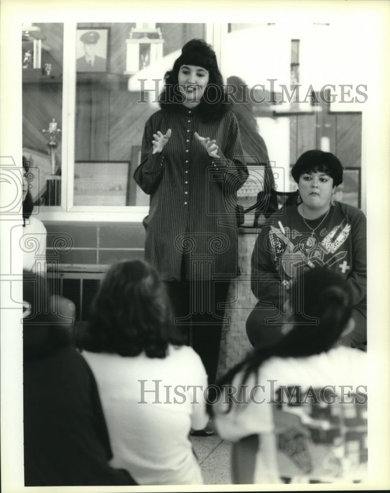 1995 Press Photo Former St. Bernard Junior Miss Andrea Gooch gives advice. - Historic Images