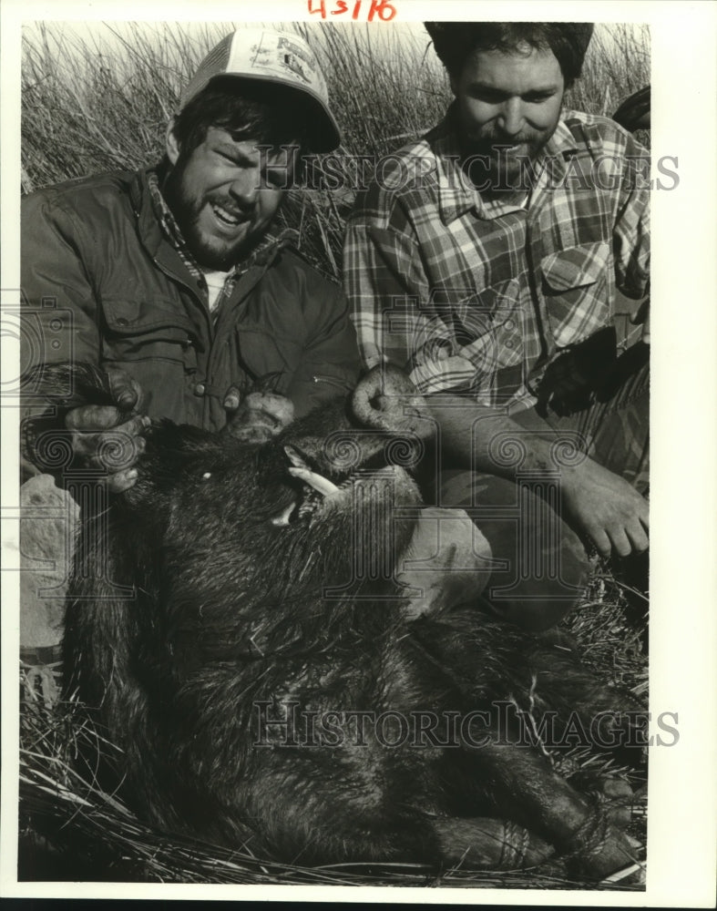 1987 Press Photo Hunting-Denny Good holds the head of a wild boar. - Historic Images