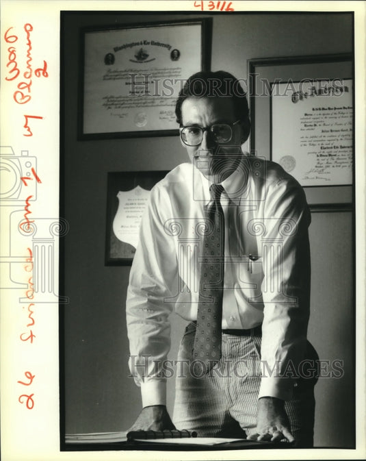 1988 Press Photo Financial planner Julian Good in his office. - nob20400 - Historic Images