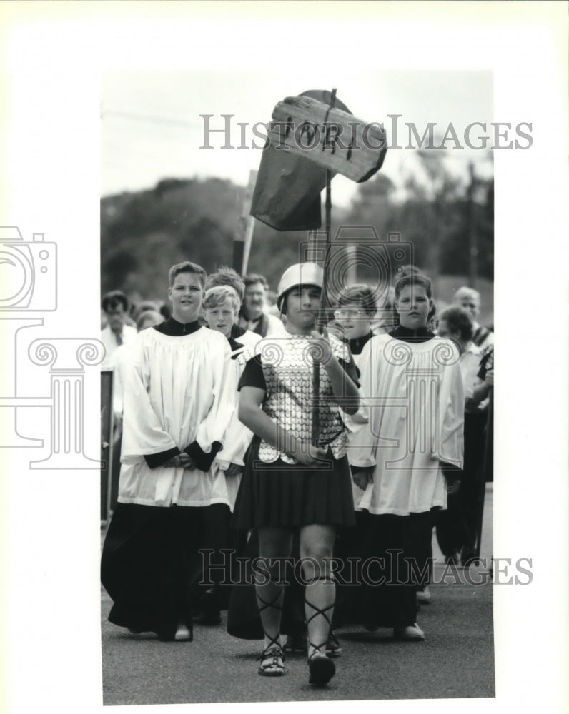 1991 Press Photo Parishioners in reenactment of Jesus&#39; crucifixion walk - Historic Images