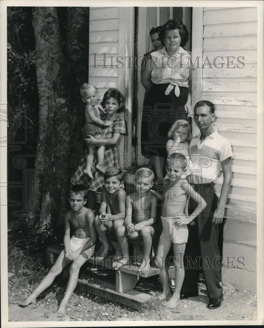 1962 Press Photo Huey Gonzalez with his kids, wife and friend - nob20417 - Historic Images
