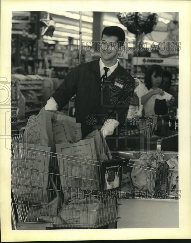 1993 Press Photo John Gonzales at his part time job at Schwegmann&#39;s store - Historic Images