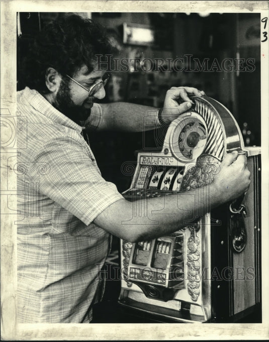 1981 Press Photo Sam Gerber trying out a slot machine - nob20436 - Historic Images