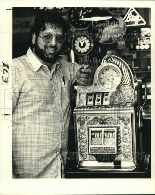 1981 Press Photo Sam Gerbert besides his antique Slot Machine found in Louisiana - Historic Images