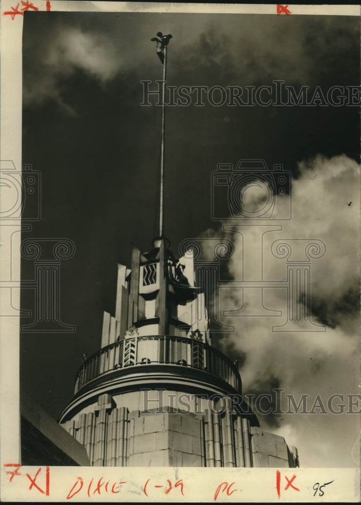 1941 Press Photo Louis Gerdes on top of the American bank flagpole - nob20448 - Historic Images