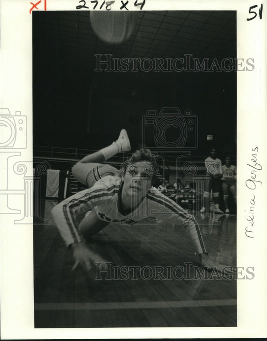 1982 Press Photo Tulane's Melinda Gerfers dives for save against game versus UNO - Historic Images