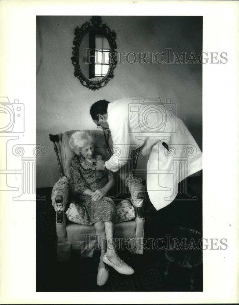 1994 Press Photo Dr. Gergatz listens to Pauline Rozich&#39;s heart, She is 98. - Historic Images