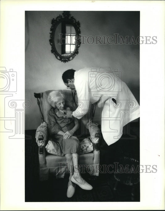 1994 Press Photo Dr. Gergatz listens to Pauline Rozich's heart, She is 98. - Historic Images