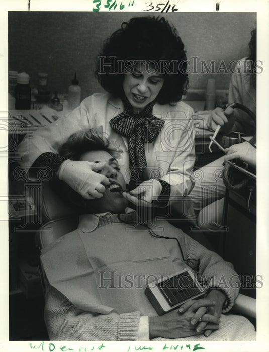 1987 Press Photo Dr. Lisa Germain, dentist, attending to his patient - Historic Images