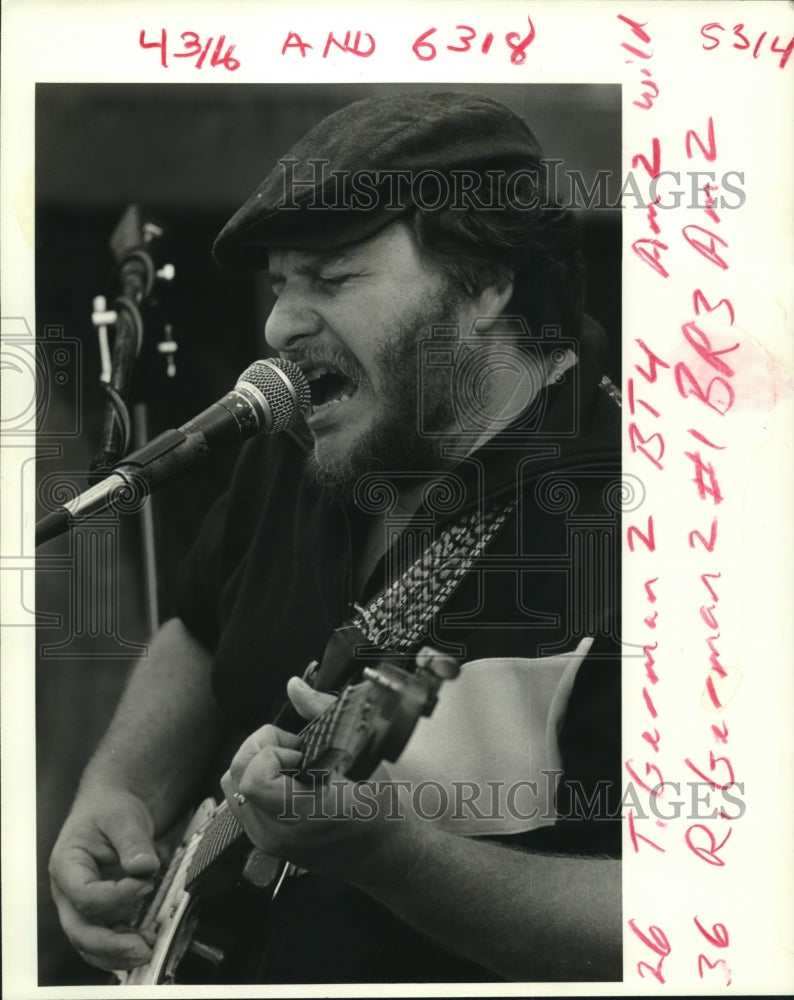 1986 Press Photo Gizmo, performns at the German Coast Food Festival in Hahnville - Historic Images