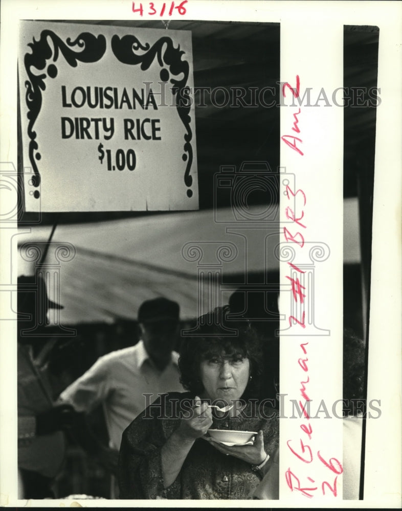 1986 Press Photo Nancy Wilson eats some dirty rice at German Coast Food Festival - Historic Images