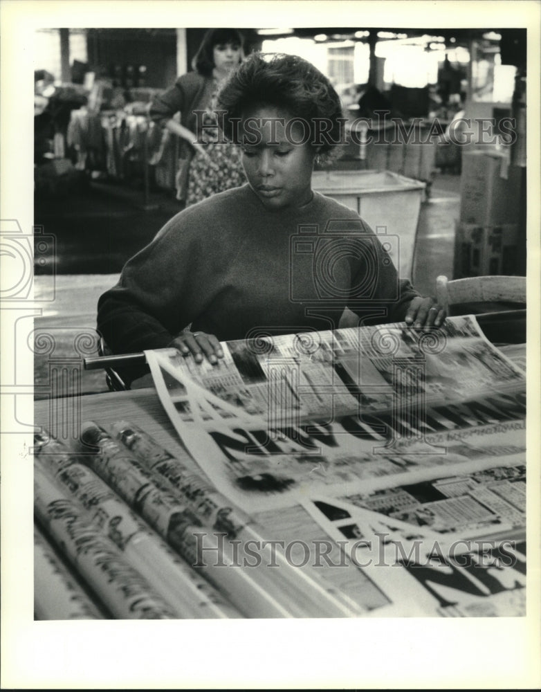 1990 Press Photo Margaret Gimblin uses rolling machine at Goodwill Industries - Historic Images