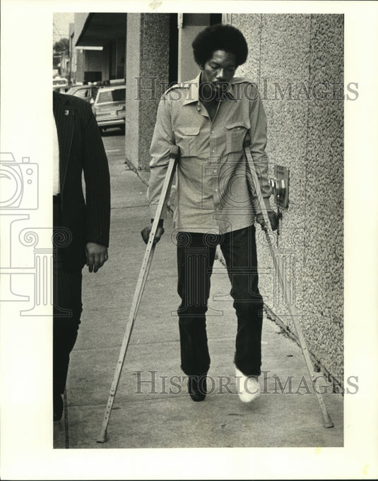 1982 Press Photo Murder Suspect Donald Goods in crutches - nob20509 - Historic Images