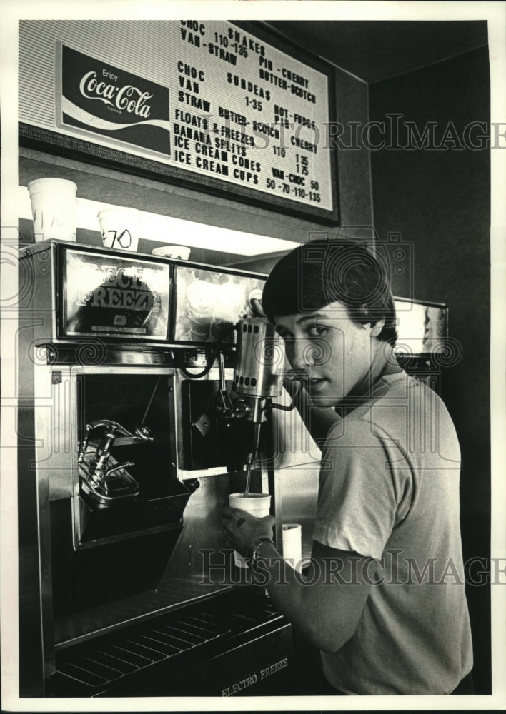 1986 Press Photo Bill Gooding mixes strawberry shakes at the Frostop restaurant - Historic Images