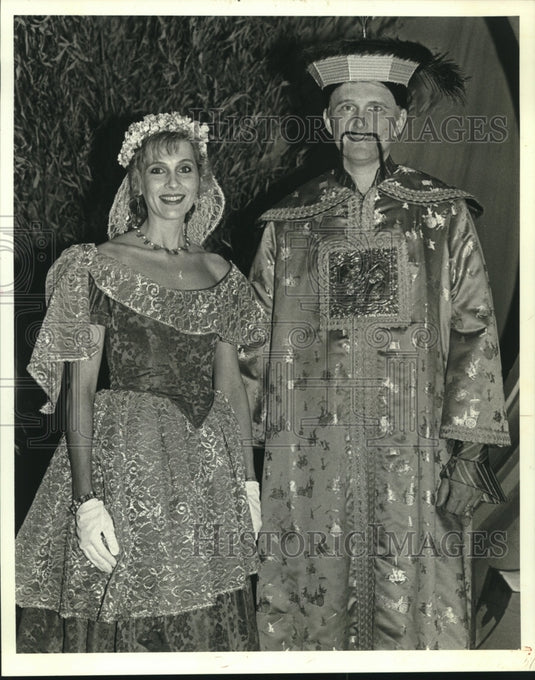 1989 Press Photo Mystic Club Ball - Mrs. Glenn G. Goodier and masker - Historic Images