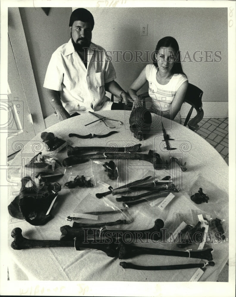 1981 Press Photo Christopher and Cyd Goodwin examine human skeletal remains - Historic Images