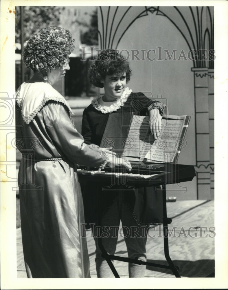 1989 Press Photo Stephanie Goodman holds music for teacher Anita Bridges - Historic Images