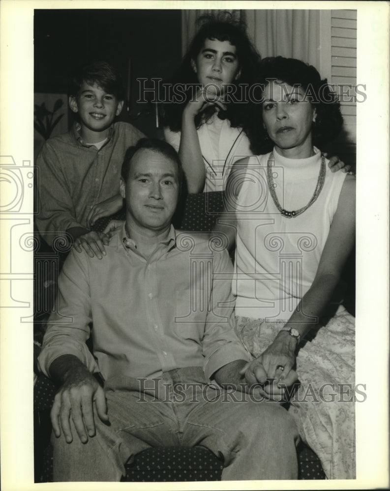 1988 Press Photo Gerry Gilbert with his family, Algiers - Historic Images