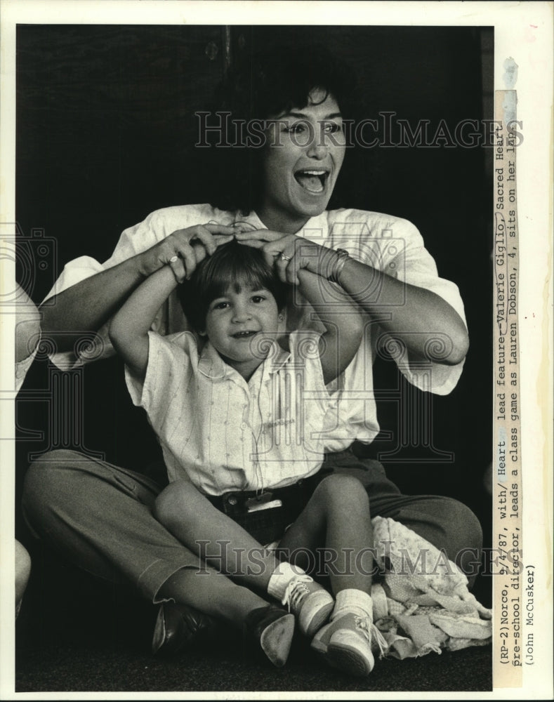1987 Press Photo Valarie Giglio, Sacred Heart pre-school director, leads game - Historic Images