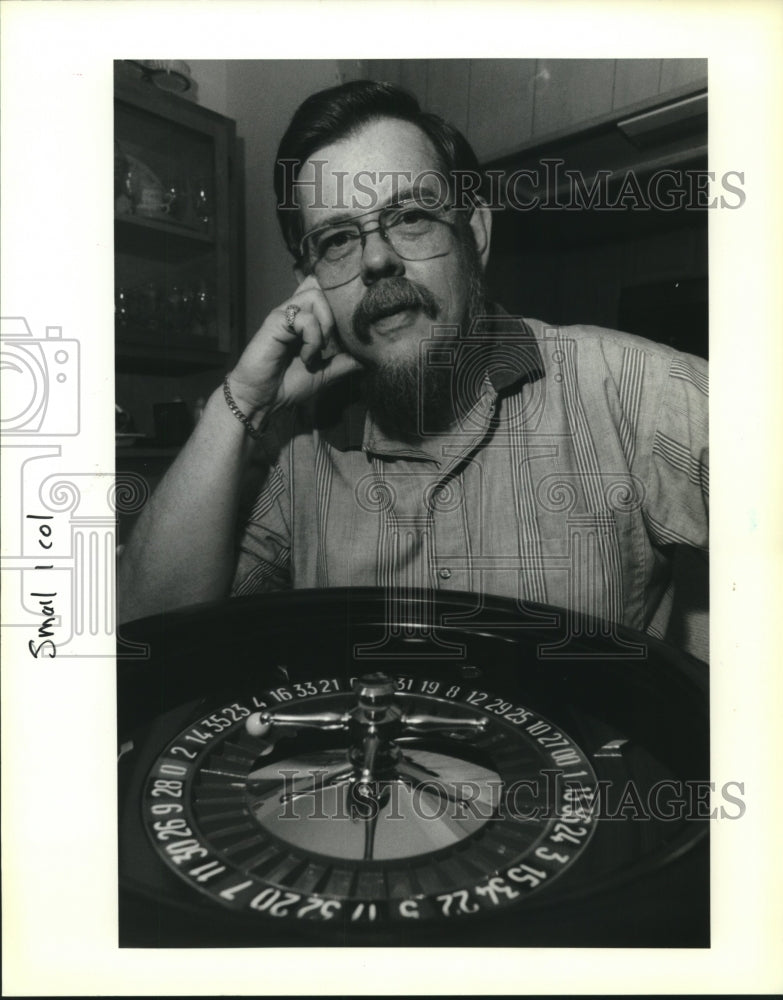 1991 Press Photo Gambling Professor Charles Gifford with roulette wheel - Historic Images