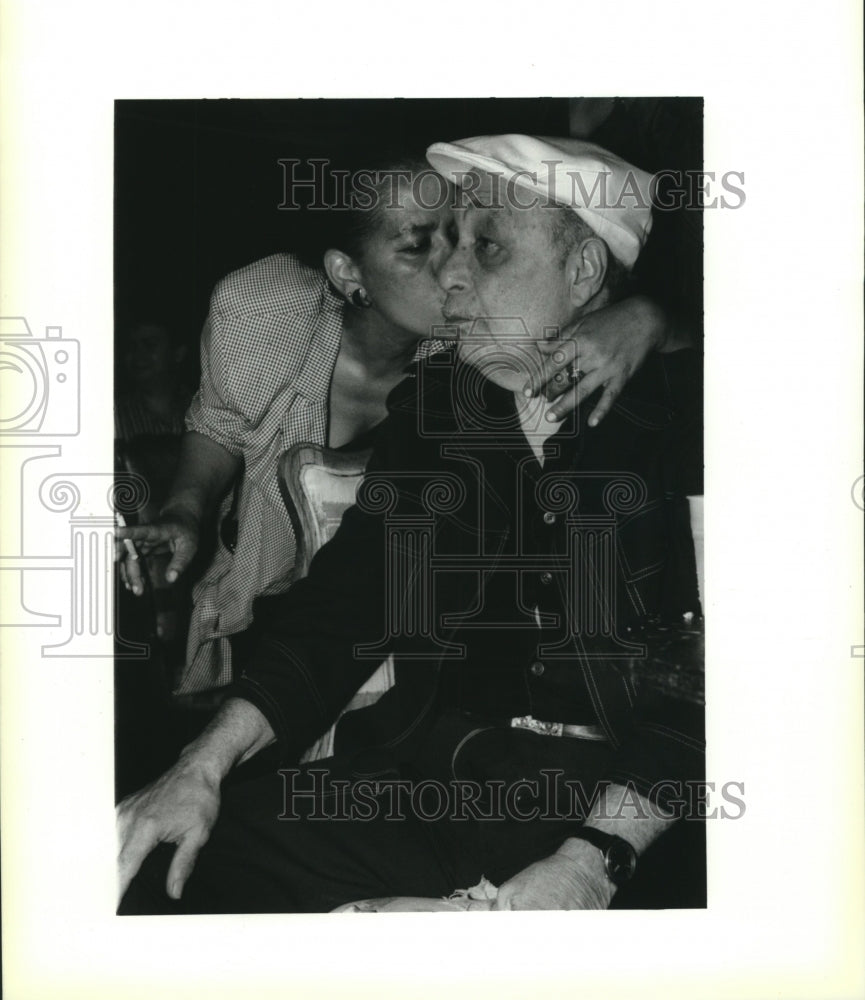 1993 Press Photo Ruben &#39;Mr. Salsa&#39; Gonzalez receives kiss from girlfriend - Historic Images