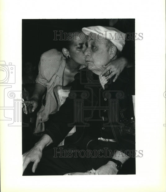 1993 Press Photo Ruben 'Mr. Salsa' Gonzalez receives kiss from girlfriend - Historic Images