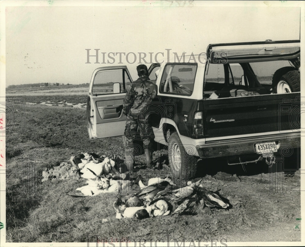 1987 Press Photo Goose Creeper apprehended and receiving a violation. - Historic Images