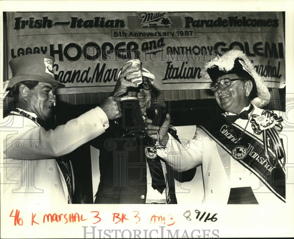 1987 Press Photo Larry Hooper, Irish, &amp; Anthony Golemi, Italian, make a toast. - Historic Images