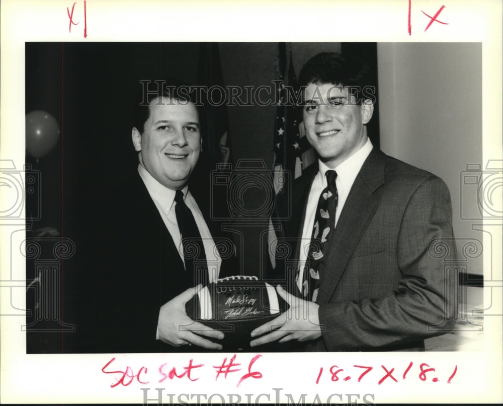 1995 Press Photo Mark Songy and Todd Golemi hold a signed football at a banquet - Historic Images