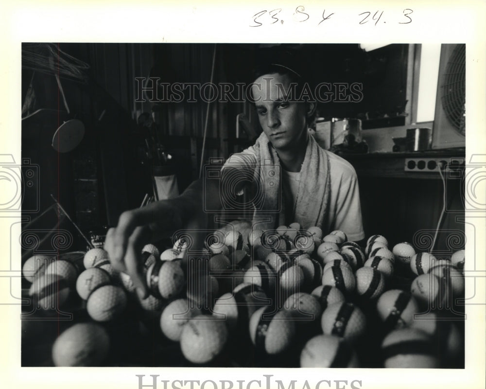 1991 Press Photo Nathan Laudeman paints green stripes on golf balls - Historic Images