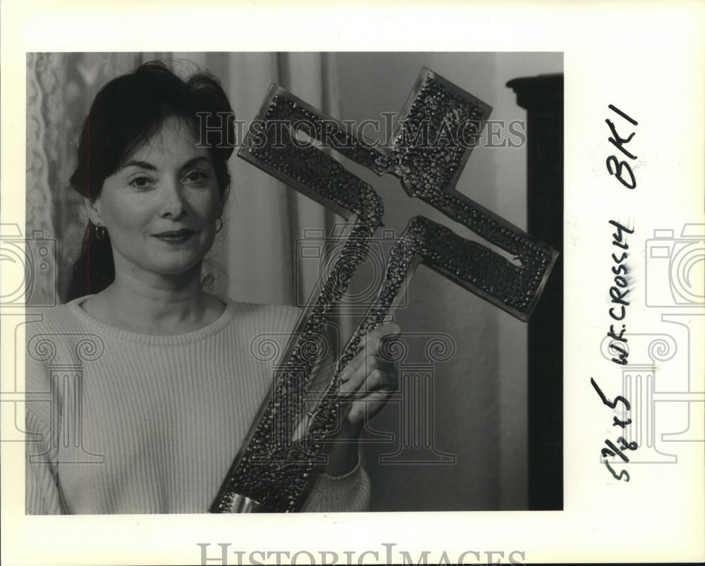 1990 Press Photo Ruth Goliwas with cross for St. Giles Cathedral in Scotland - Historic Images