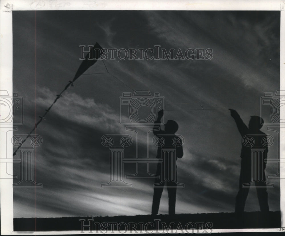 1969 Press Photo Two people fly kite that was homemade in New Orleans - Historic Images