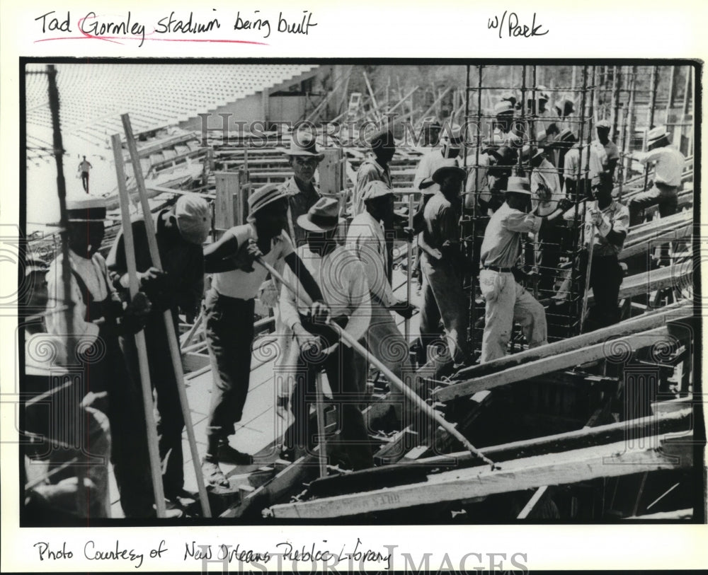 1992 Press Photo Construction crew building Tad Gormley Stadium and park - Historic Images