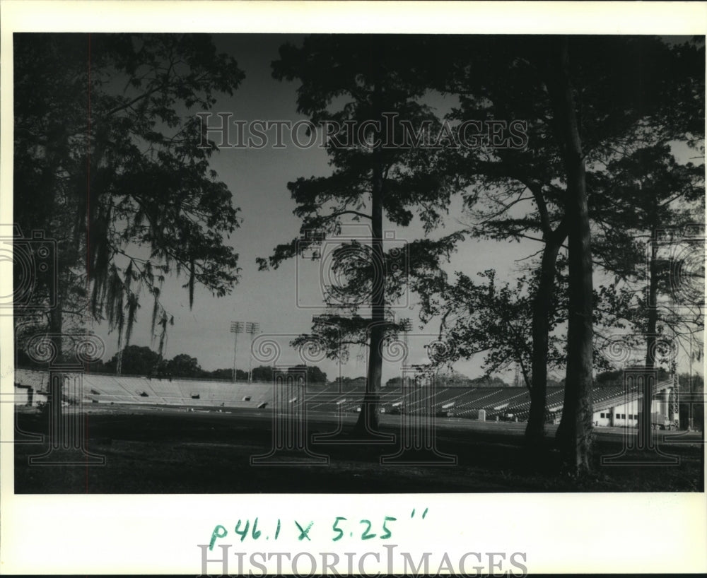 1991 Press Photo View of Tad Gormely Stadium through city park trees - Historic Images