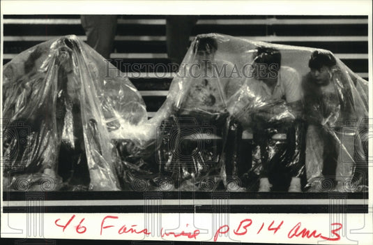 1986 Press Photo High school football fans in downpour at Tad Gormley Stadium - Historic Images
