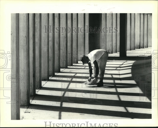 1990 Press Photo Sheriff Fotti's crew pick up trash at the Ted Gormley Stadium. - Historic Images