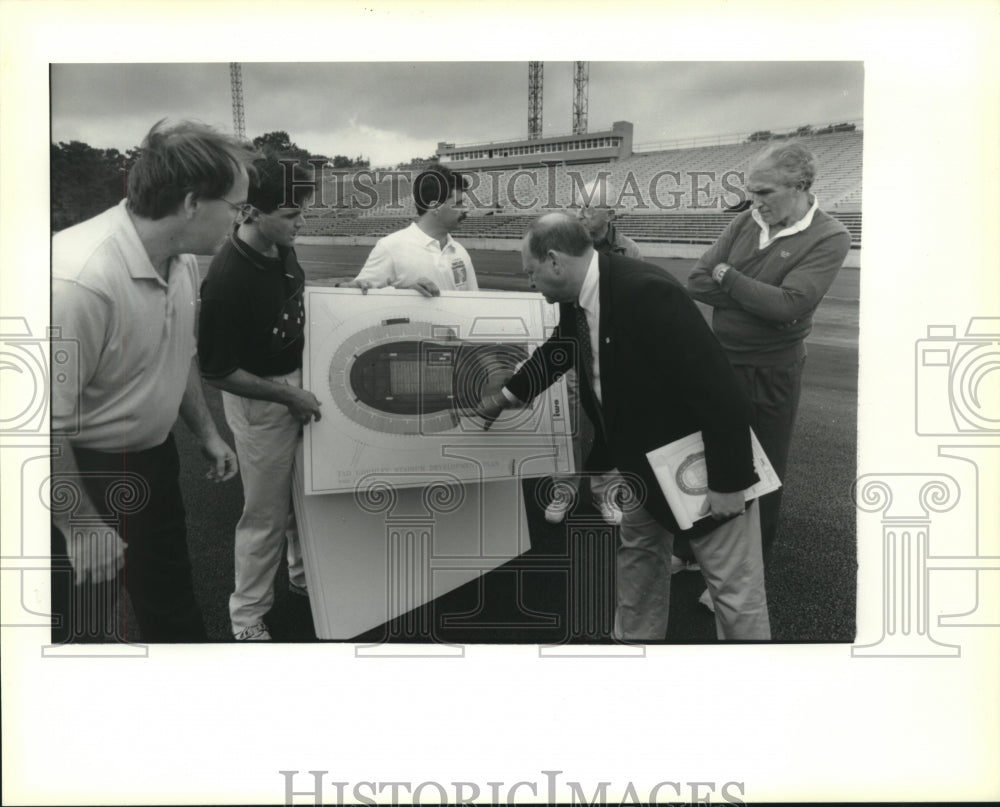 1991 Press Photo Executive Committee of Athletic Congress visit Gorman stadium. - Historic Images