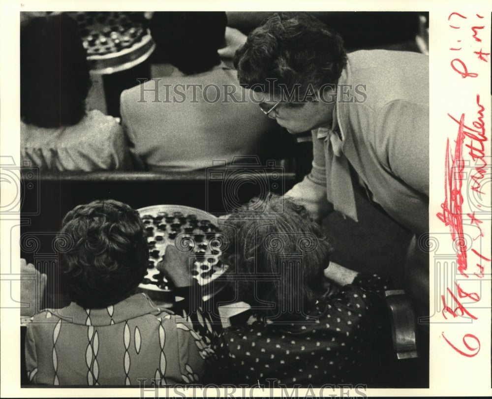 1984 Press Photo Widow of Louis Gogreve, Melissa Gogreve, received Communion - Historic Images