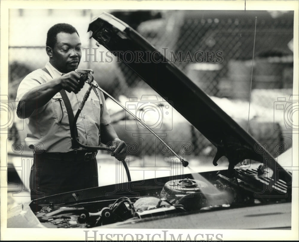 1990 Press Photo Bob Goines pressure cleans car at detailing shop - Metairie - Historic Images