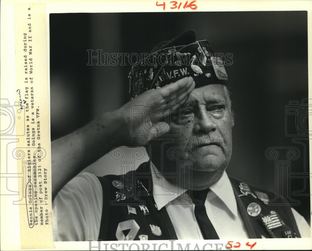 1988 Press Photo Gretna-Bennie Goings, WW II veteran, salutes new American flag - Historic Images