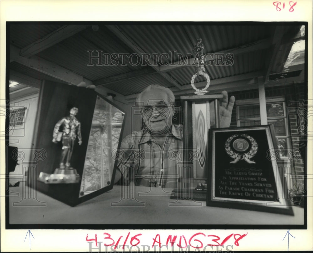 1989 Press Photo Lloyd Gomes shows off his awards at home in Gretna - Historic Images