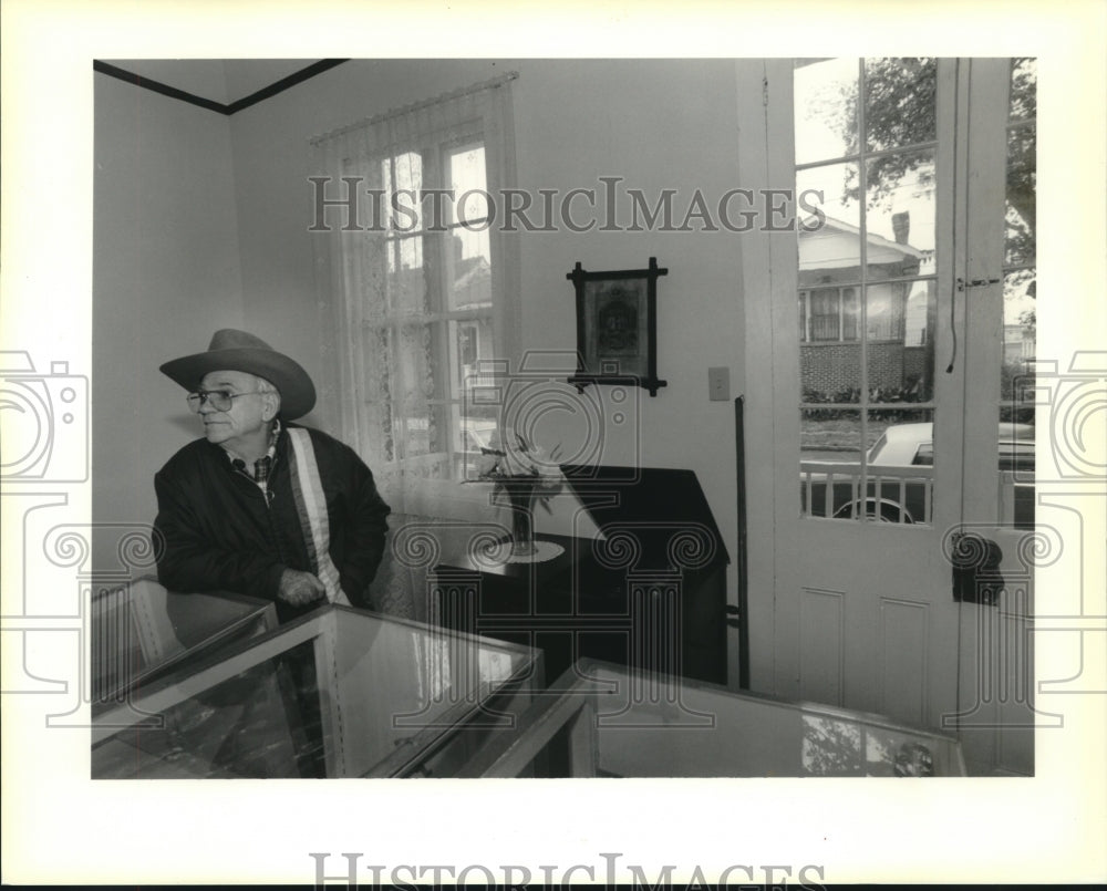 1989 Press Photo Lloyd Gomez, Gretna Historical Societ, at the Strehle House - Historic Images