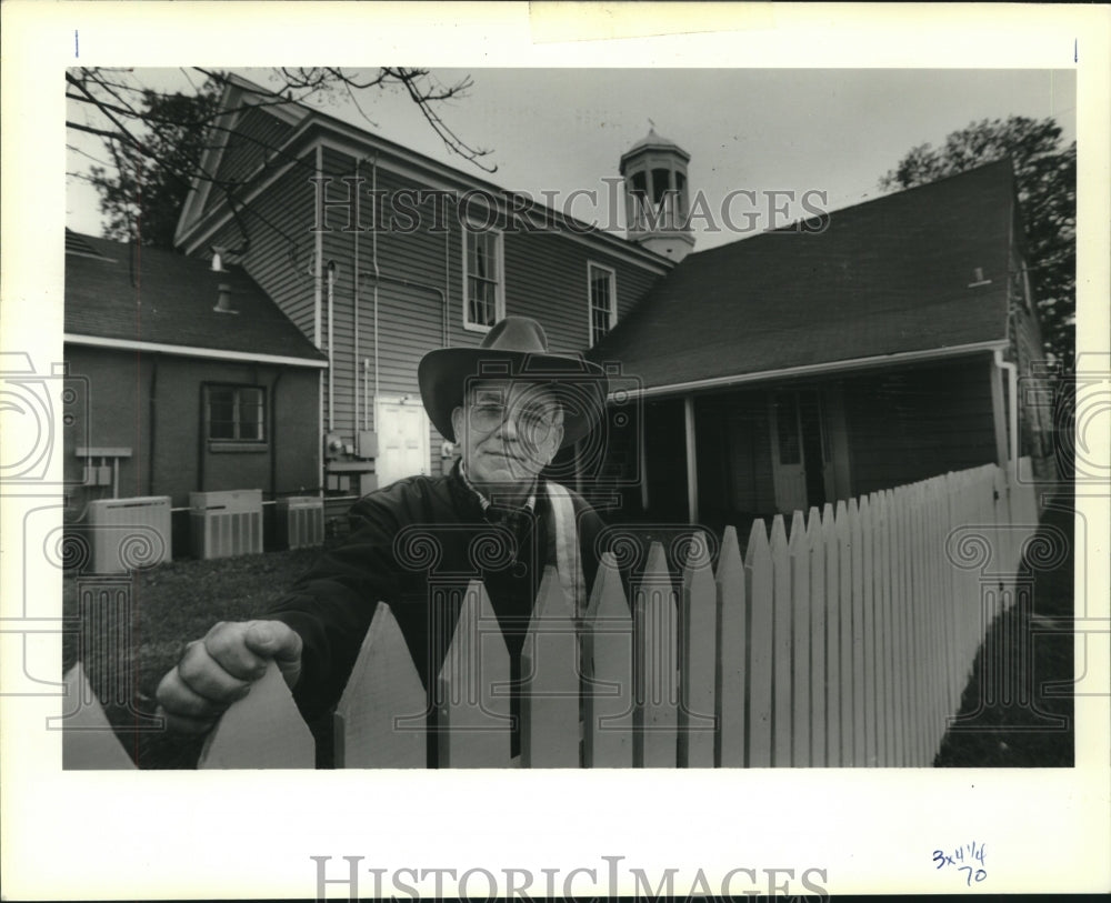 1989 Press Photo Lloyd Gomez, Gretna Historical Society, outside Strehle House - Historic Images