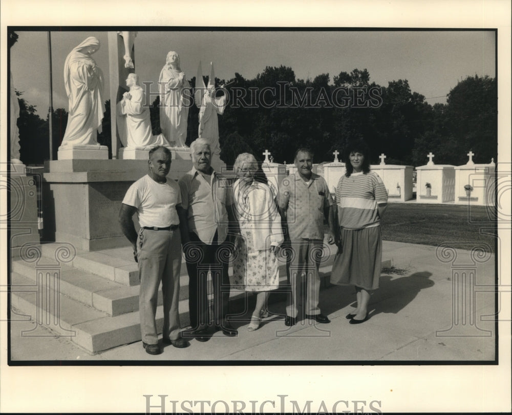 1990 Press Photo Louis Gomez Sr., in front of his tomb at St. Bernard Cemetery - Historic Images