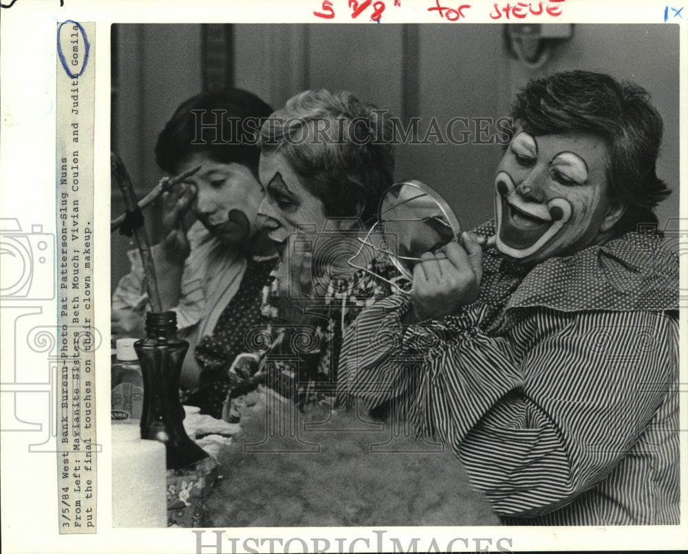 1984 Press Photo Judith Gomila, Marianite Sisters, put on final makeup touches - Historic Images